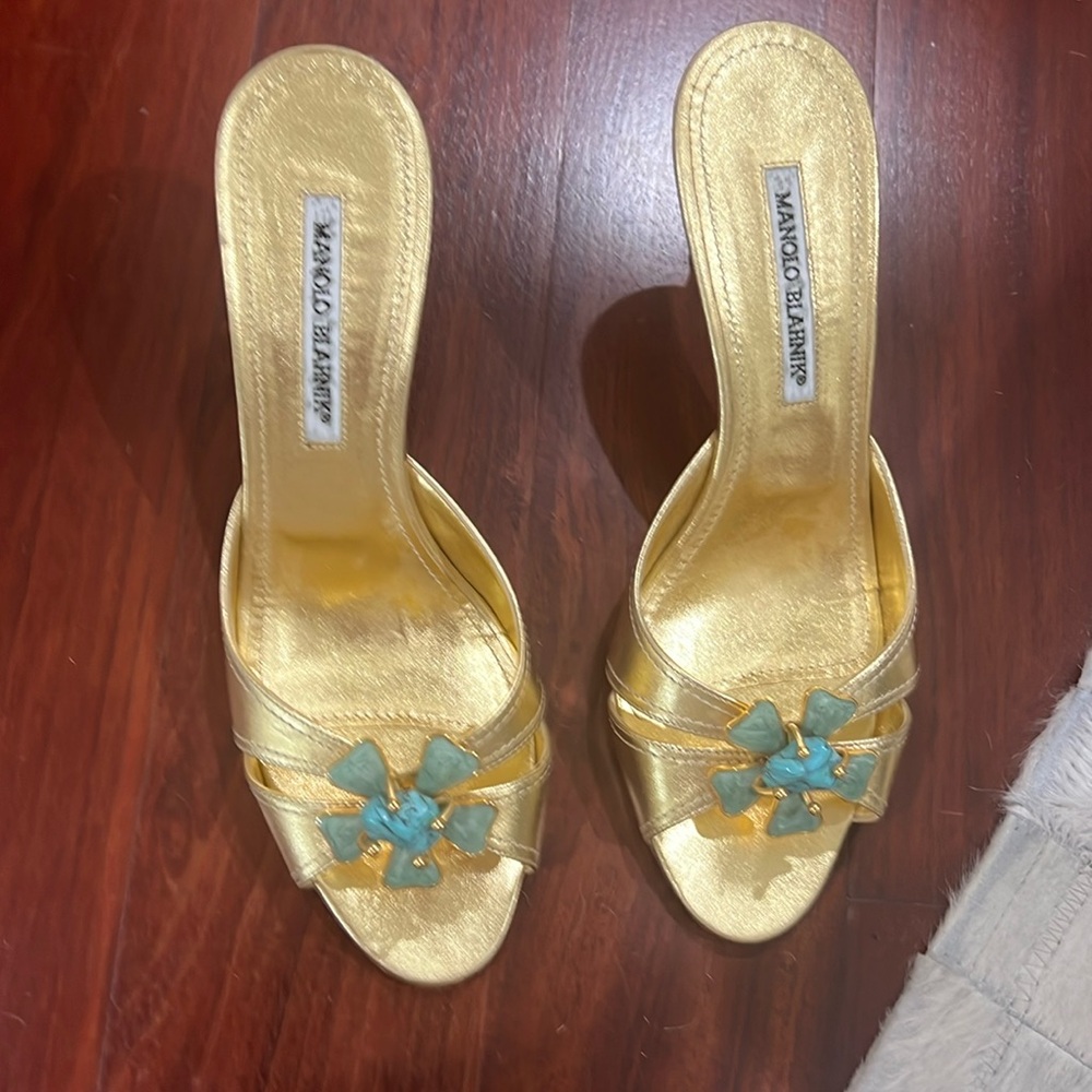 Manolo Blahnik woman shoes gold leather embellished with a turquoise flower. - Picture 1 of 2